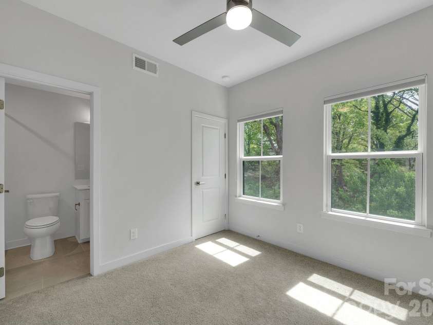 336 Twinflower Lane, Charlotte, NC 28205.  MLS# CAR4367102, YatesRealty ID 18739. Spacious secondary bedroom featuring an ensuite bath and walk in closet.