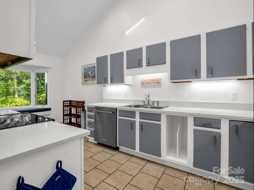 8 Hunting Country Trail, Tryon, NC 28782.  MLS# CAR4244551, YatesRealty ID 18739. Kitchen with cathedral ceiling and window seat