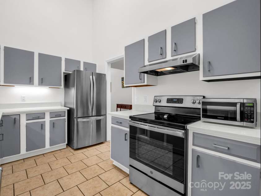 8 Hunting Country Trail, Tryon, NC 28782.  MLS# CAR4244551, YatesRealty ID 18739. Plenty of cabinets and counter space