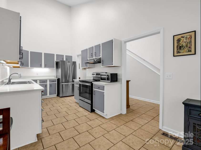 8 Hunting Country Trail, Tryon, NC 28782.  MLS# CAR4244551, YatesRealty ID 18739. Quartz counter tops