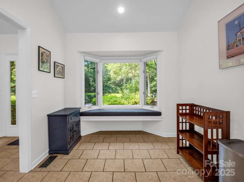 8 Hunting Country Trail, Tryon, NC 28782.  MLS# CAR4244551, YatesRealty ID 18739. Window seat and breakfast area