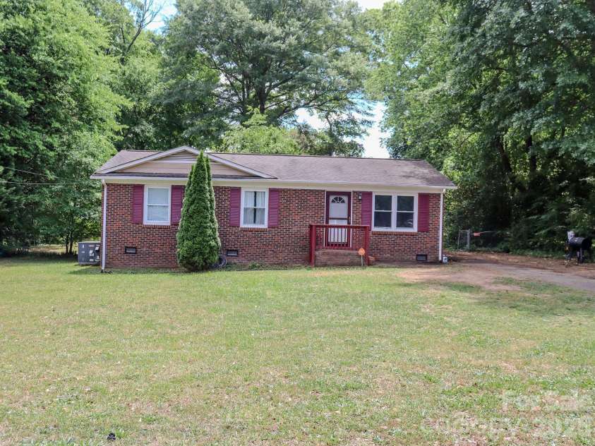 1006 Iris Drive, Gastonia, NC 28056.  MLS# CAR4375329, YatesRealty ID 18740. 
