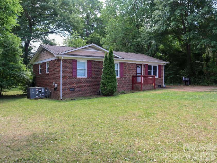 1006 Iris Drive, Gastonia, NC 28056.  MLS# CAR4375329, YatesRealty ID 18740. 