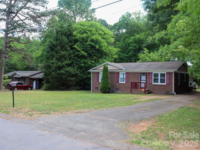 1006 Iris Drive, Gastonia, NC 28056.  MLS# CAR4375329, YatesRealty ID 18740. 