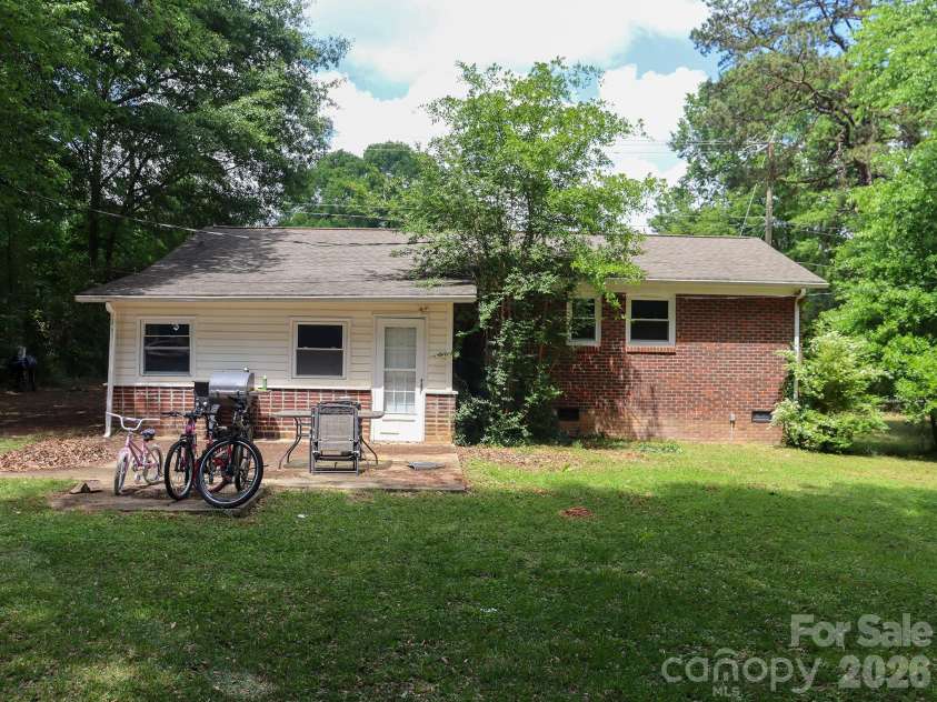 1006 Iris Drive, Gastonia, NC 28056.  MLS# CAR4375329, YatesRealty ID 18740. 