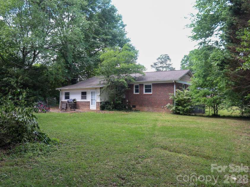 1006 Iris Drive, Gastonia, NC 28056.  MLS# CAR4375329, YatesRealty ID 18740. 