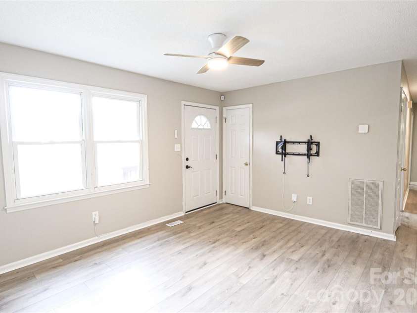 1006 Iris Drive, Gastonia, NC 28056.  MLS# CAR4375329, YatesRealty ID 18740. 