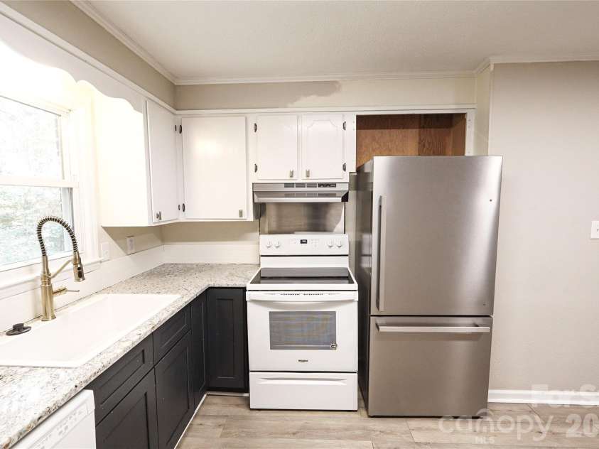 1006 Iris Drive, Gastonia, NC 28056.  MLS# CAR4375329, YatesRealty ID 18740. 
