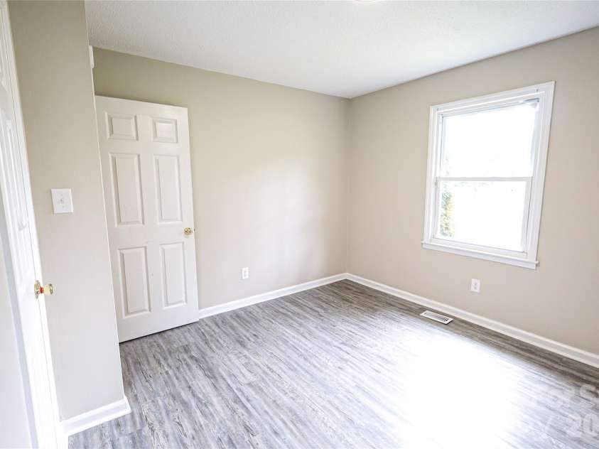 1006 Iris Drive, Gastonia, NC 28056.  MLS# CAR4375329, YatesRealty ID 18740. 