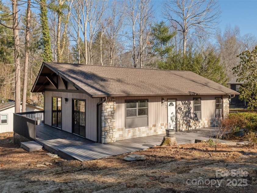 112 Louisiana Avenue, Hendersonville, NC 28739.  MLS# CAR4213175, YatesRealty ID 18740. 