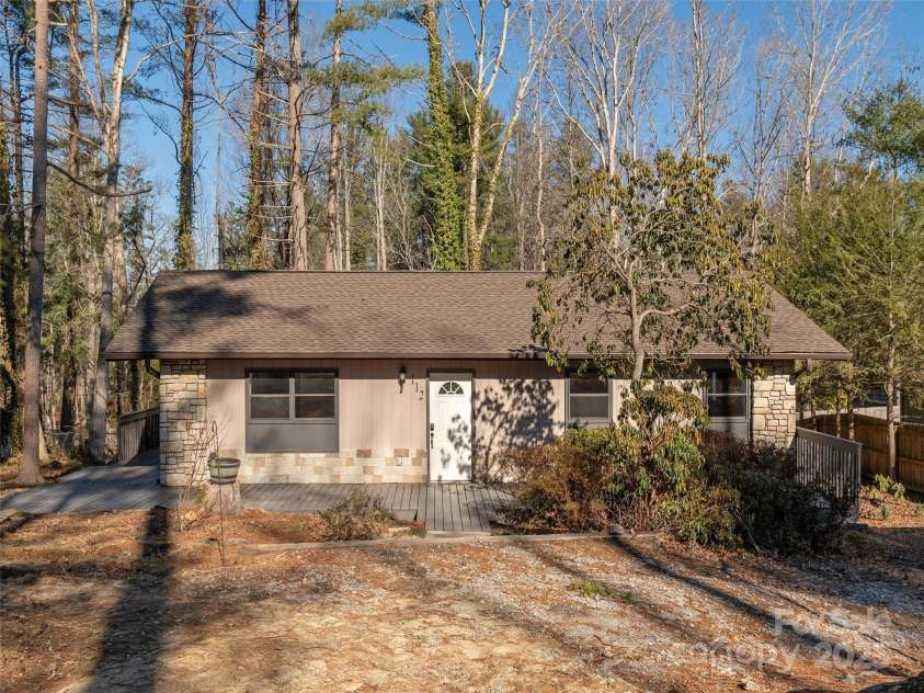 112 Louisiana Avenue, Hendersonville, NC 28739.  MLS# CAR4213175, YatesRealty ID 18740. 