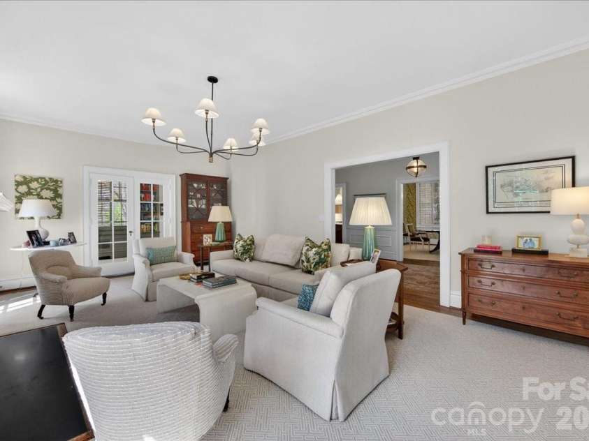 700 Queens Road, Charlotte, NC 28207.  MLS# CAR4366569, YatesRealty ID 18741. 