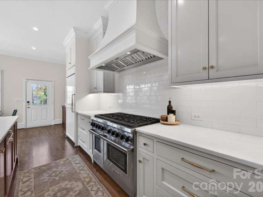 700 Queens Road, Charlotte, NC 28207.  MLS# CAR4366569, YatesRealty ID 18741. 