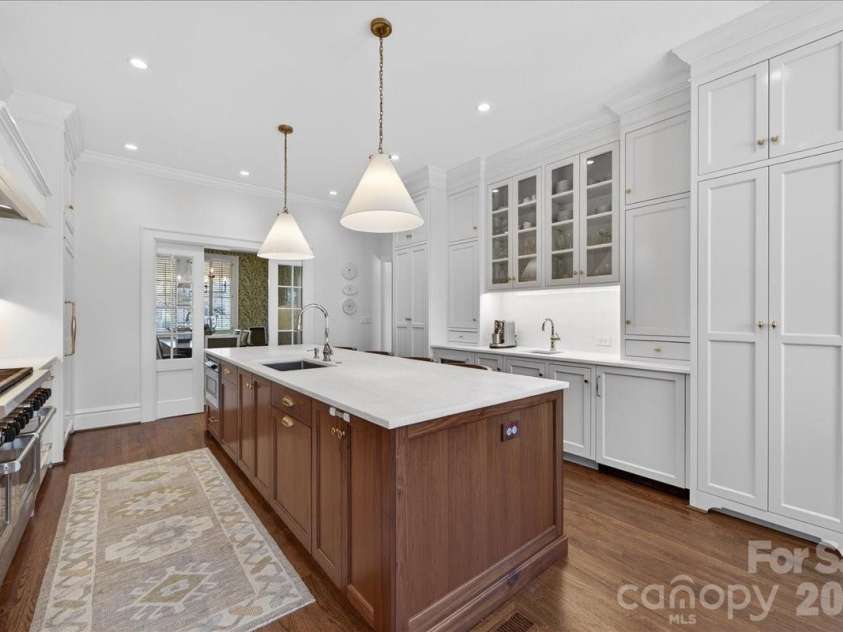 700 Queens Road, Charlotte, NC 28207.  MLS# CAR4366569, YatesRealty ID 18741. 
