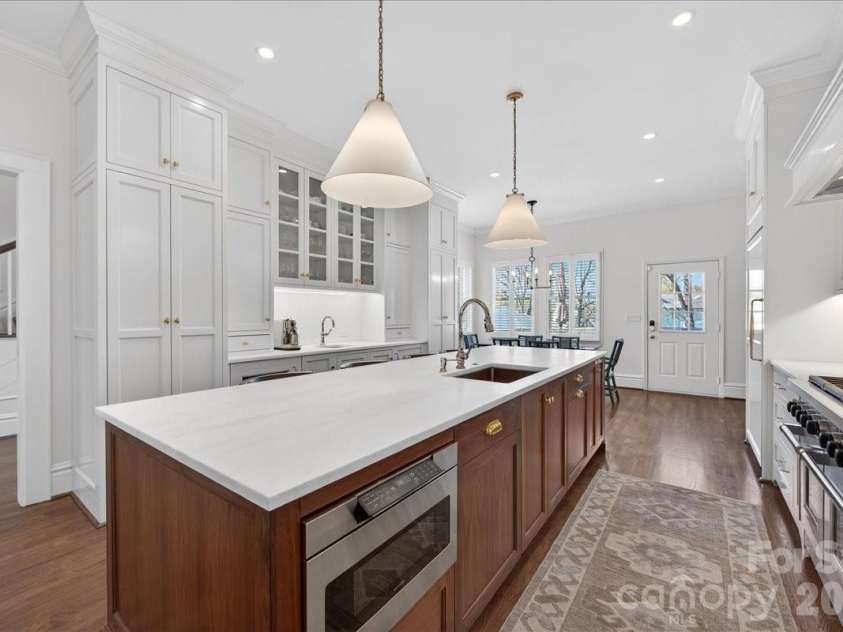 700 Queens Road, Charlotte, NC 28207.  MLS# CAR4366569, YatesRealty ID 18741. 