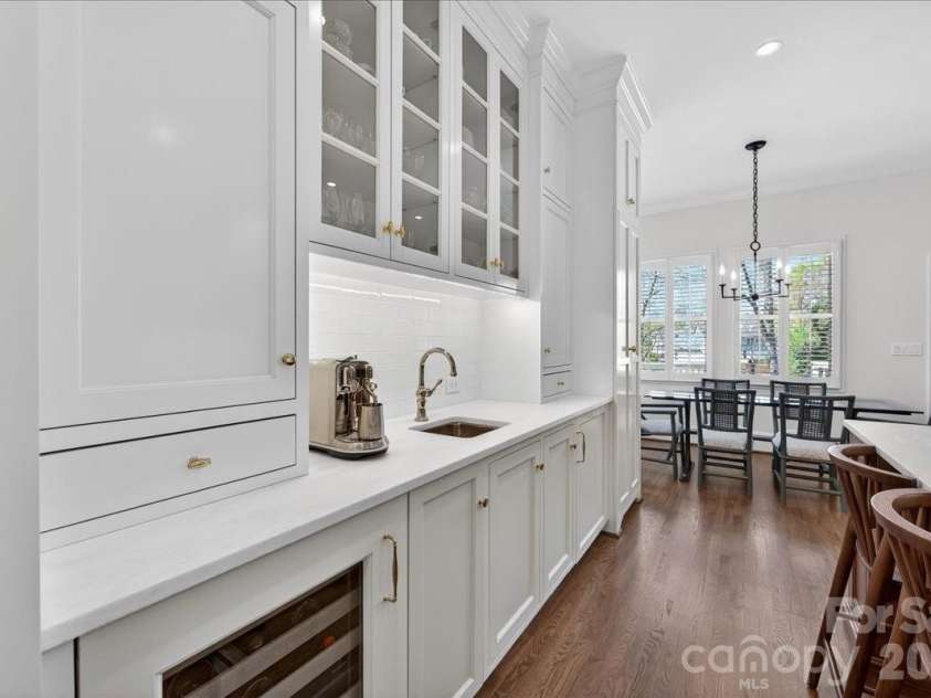 700 Queens Road, Charlotte, NC 28207.  MLS# CAR4366569, YatesRealty ID 18741. 