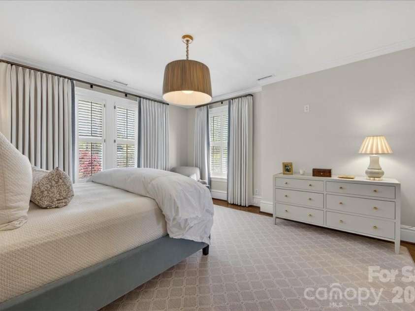 700 Queens Road, Charlotte, NC 28207.  MLS# CAR4366569, YatesRealty ID 18741. 