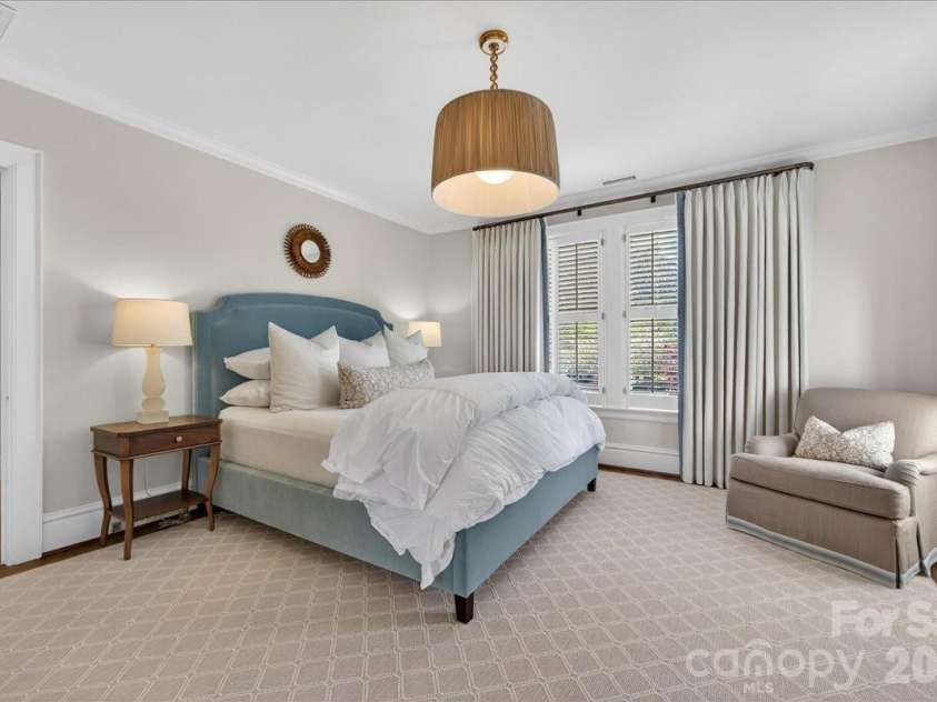 700 Queens Road, Charlotte, NC 28207.  MLS# CAR4366569, YatesRealty ID 18741. 