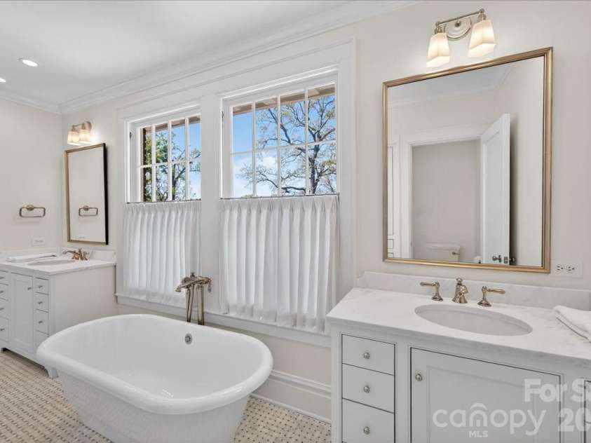 700 Queens Road, Charlotte, NC 28207.  MLS# CAR4366569, YatesRealty ID 18741. 