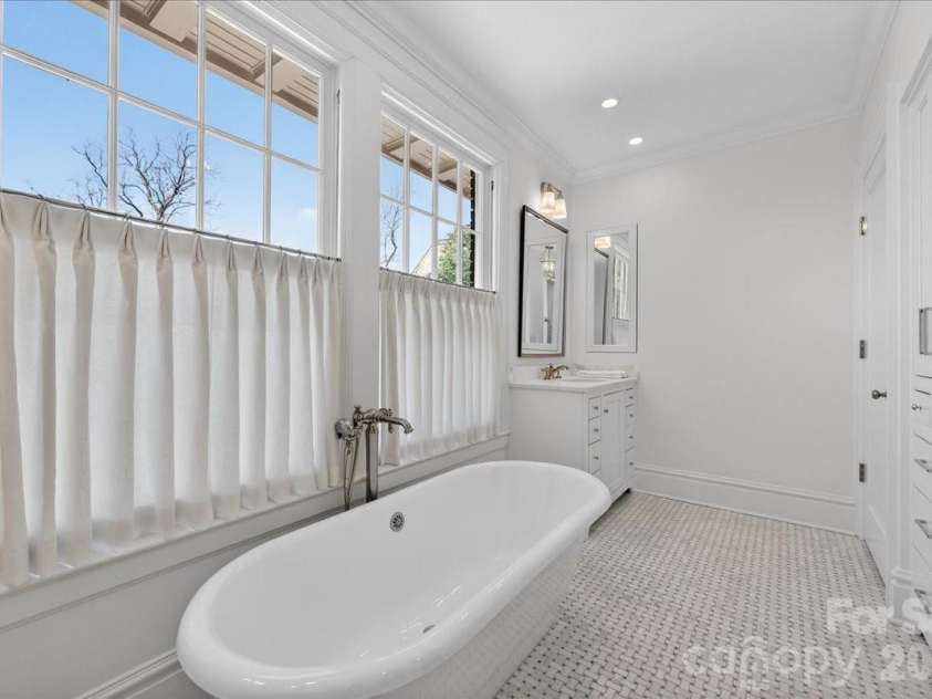 700 Queens Road, Charlotte, NC 28207.  MLS# CAR4366569, YatesRealty ID 18741. 