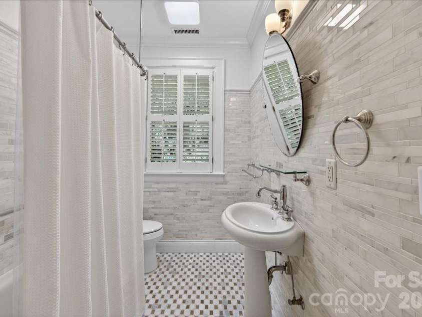 700 Queens Road, Charlotte, NC 28207.  MLS# CAR4366569, YatesRealty ID 18741. 