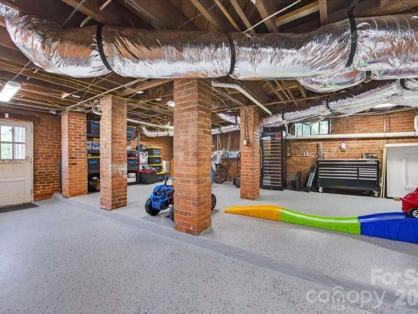 700 Queens Road, Charlotte, NC 28207.  MLS# CAR4366569, YatesRealty ID 18741. 