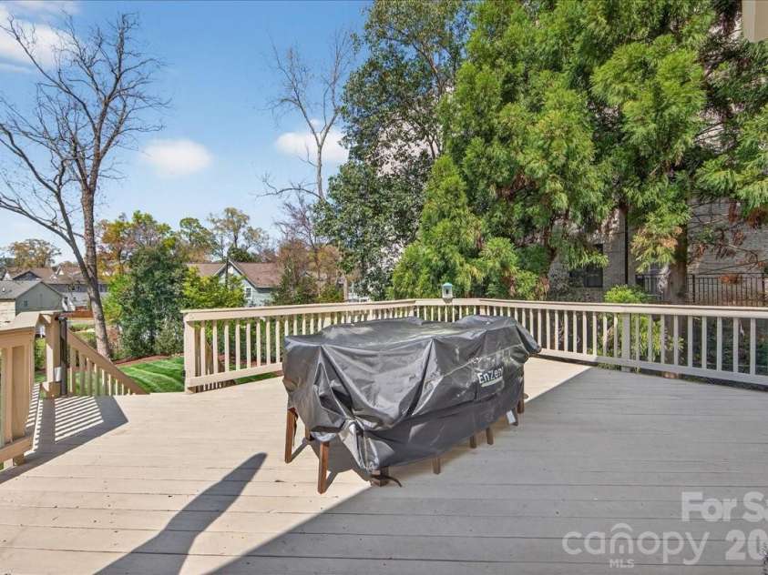 700 Queens Road, Charlotte, NC 28207.  MLS# CAR4366569, YatesRealty ID 18741. 