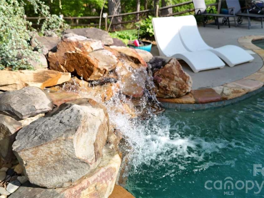 112 Huntly Lane, Mooresville, NC 28115.  MLS# CAR4369281, YatesRealty ID 18745. 