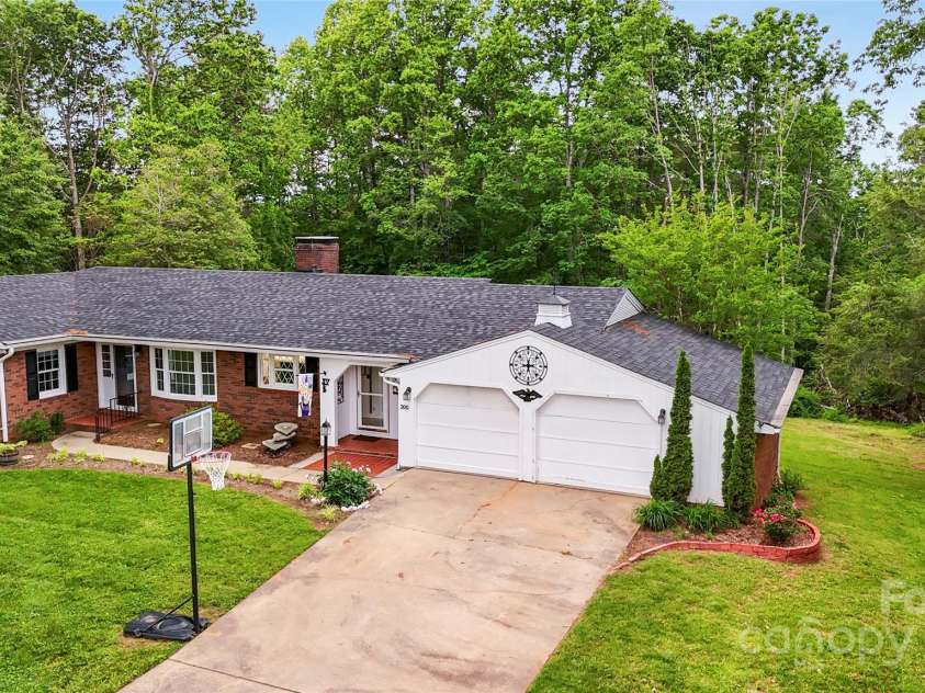200 Woodside Drive, Morganton, NC 28655.  MLS# CAR4256591, YatesRealty ID 18745. 