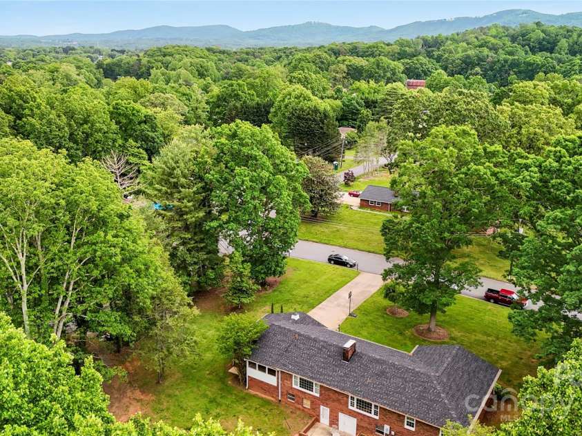200 Woodside Drive, Morganton, NC 28655.  MLS# CAR4256591, YatesRealty ID 18745. 