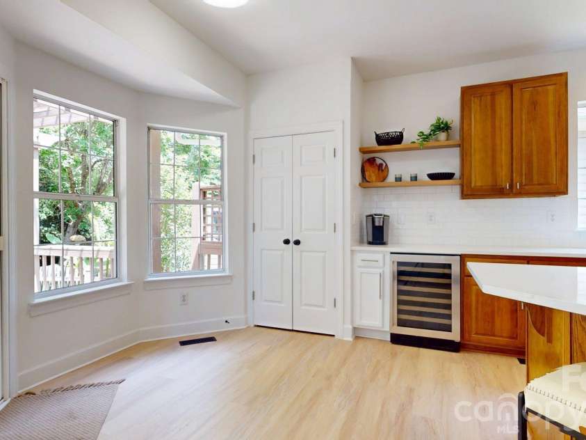 6501 Outer Bridge Lane, Charlotte, NC 28270.  MLS# CAR4377519, YatesRealty ID 18747. Breakfast area with bay window, pantry and beverage center.