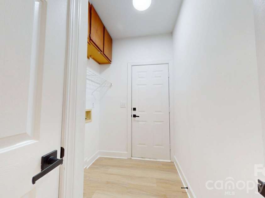6501 Outer Bridge Lane, Charlotte, NC 28270.  MLS# CAR4377519, YatesRealty ID 18747. Laundry room.