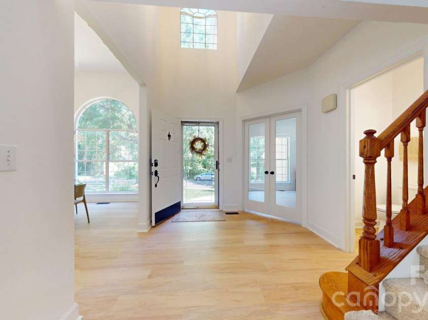 6501 Outer Bridge Lane, Charlotte, NC 28270.  MLS# CAR4377519, YatesRealty ID 18747. View of foyer.