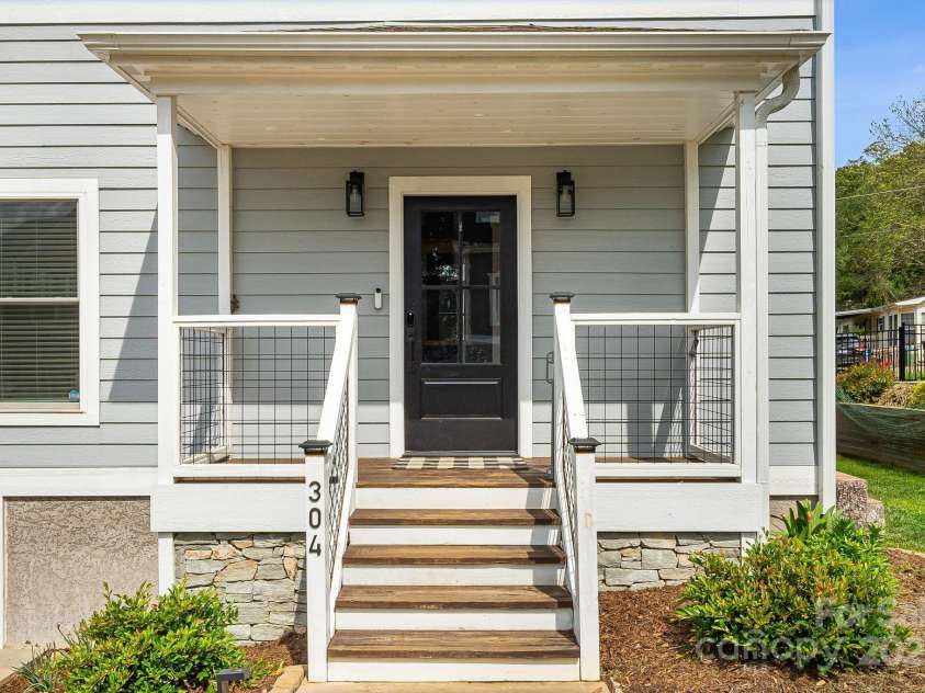 304 Magnolia Ridge Road, Swannanoa, NC 28778.  MLS# CAR4254785, YatesRealty ID 18748. 