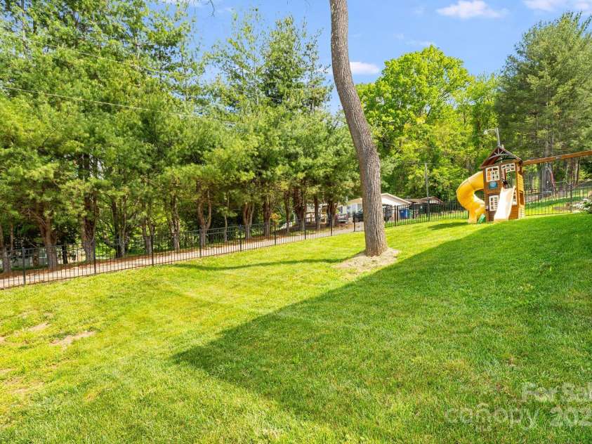 304 Magnolia Ridge Road, Swannanoa, NC 28778.  MLS# CAR4254785, YatesRealty ID 18748. 