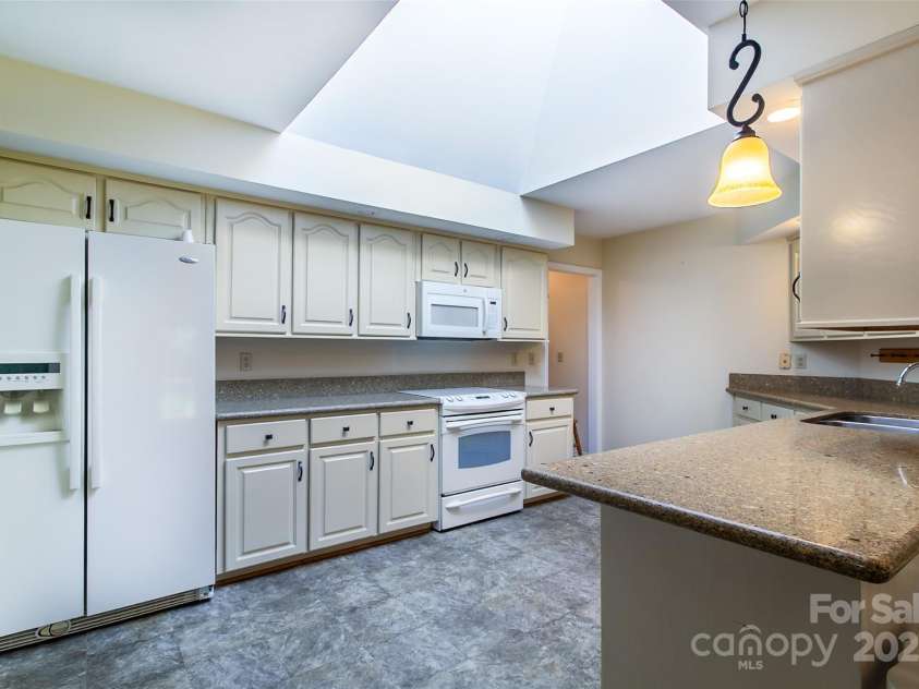 185 Oak Ridge Drive, Clyde, NC 28721.  MLS# CAR4289046, YatesRealty ID 18749. 