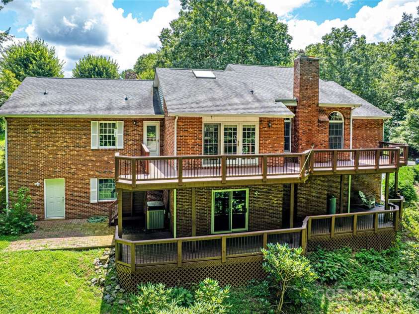 185 Oak Ridge Drive, Clyde, NC 28721.  MLS# CAR4289046, YatesRealty ID 18749. Back of Home View