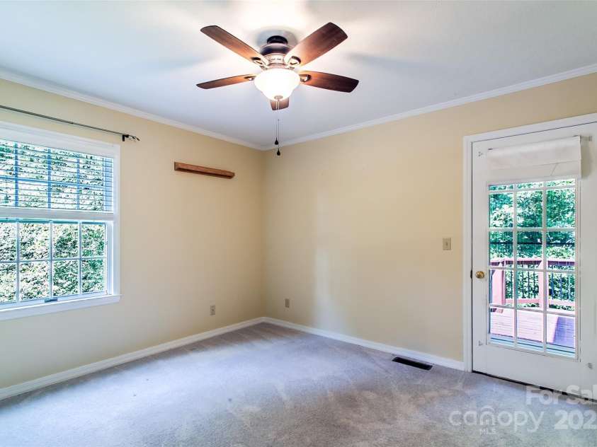 185 Oak Ridge Drive, Clyde, NC 28721.  MLS# CAR4289046, YatesRealty ID 18749. Bedroom
