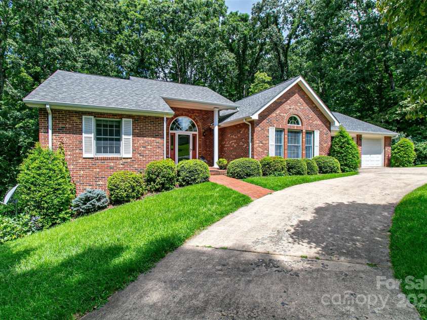 185 Oak Ridge Drive, Clyde, NC 28721.  MLS# CAR4289046, YatesRealty ID 18749. Front - Concrete Drive