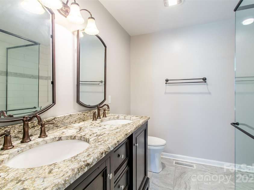 185 Oak Ridge Drive, Clyde, NC 28721.  MLS# CAR4289046, YatesRealty ID 18749. Primary EnSuite Bathroom