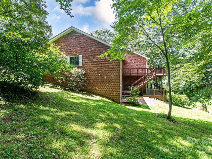 185 Oak Ridge Drive, Clyde, NC 28721.  MLS# CAR4289046, YatesRealty ID 18749. Right Side of Home - View
