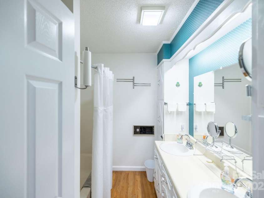 522 Buckeye Ridge Run, Sparta, NC 28675.  MLS# CAR4248814, YatesRealty ID 18750. 