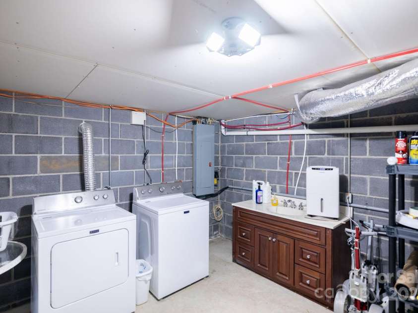 522 Buckeye Ridge Run, Sparta, NC 28675.  MLS# CAR4248814, YatesRealty ID 18750. 