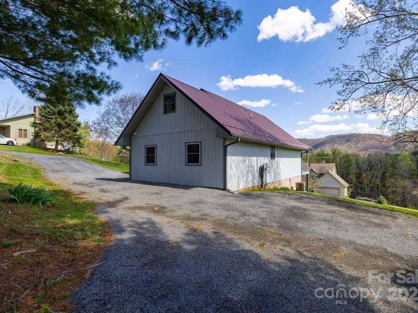 522 Buckeye Ridge Run, Sparta, NC 28675.  MLS# CAR4248814, YatesRealty ID 18750. 