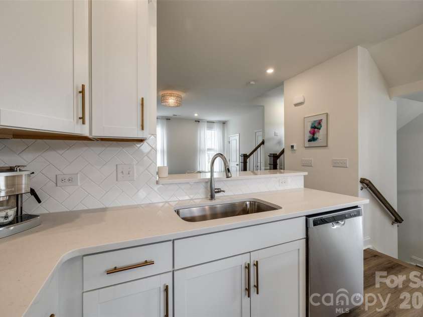 400 Simeon Drive, Charlotte, NC 28208.  MLS# CAR4359974, YatesRealty ID 18751. 