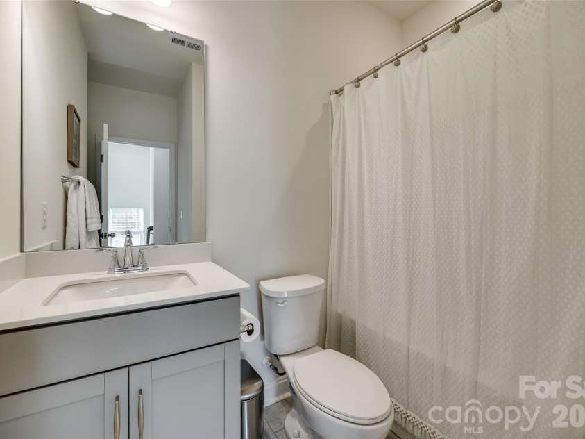 400 Simeon Drive, Charlotte, NC 28208.  MLS# CAR4359974, YatesRealty ID 18751. 