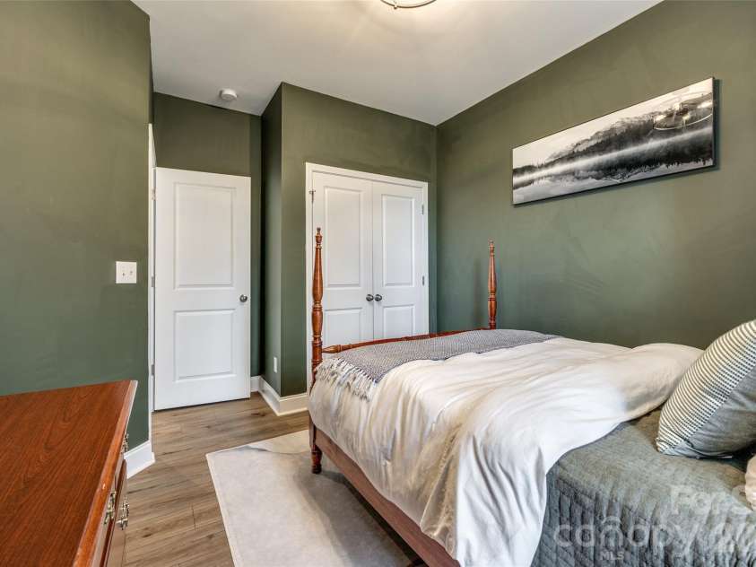 400 Simeon Drive, Charlotte, NC 28208.  MLS# CAR4359974, YatesRealty ID 18751. 