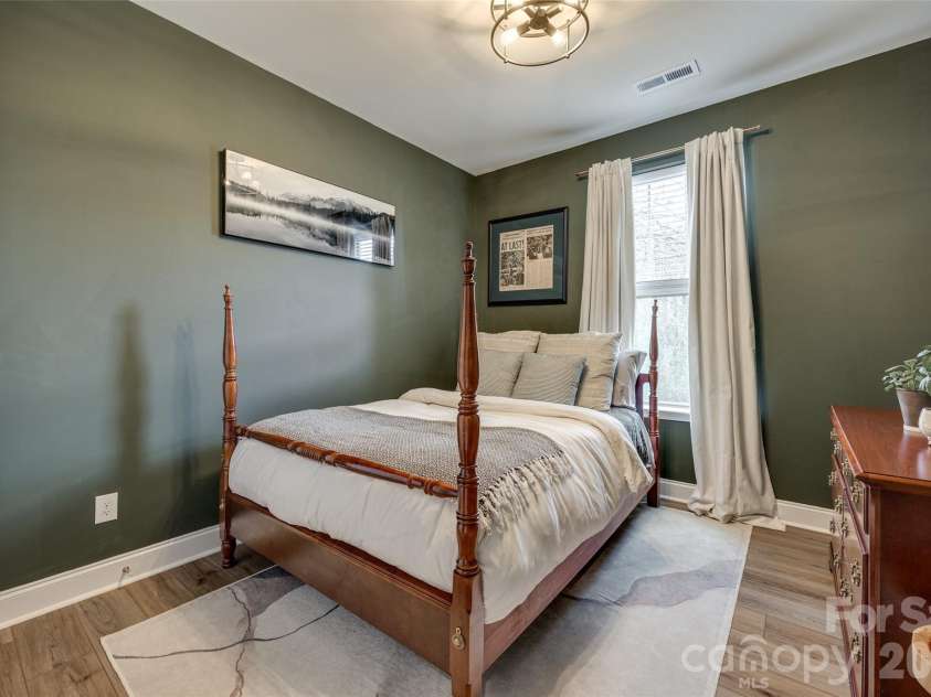 400 Simeon Drive, Charlotte, NC 28208.  MLS# CAR4359974, YatesRealty ID 18751. 
