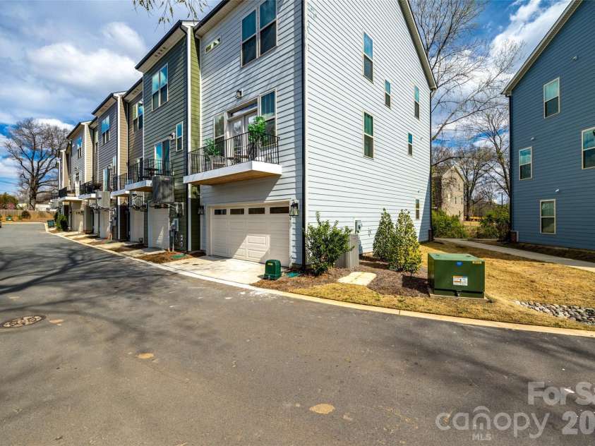 400 Simeon Drive, Charlotte, NC 28208.  MLS# CAR4359974, YatesRealty ID 18751. 