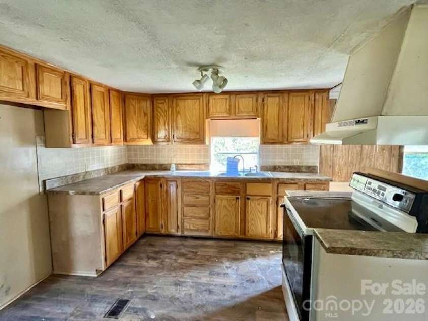 97 Oakland Drive, Burnsville, NC 28714.  MLS# CAR4332578, YatesRealty ID 18752. Kitchen
